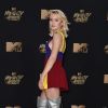 Zara Larsson usou um look colorido e plissado Fausto Puglisi no MTV Movie and TV Awards, que aconteceu em Los Angeles, Estados Unidos, na noite deste domingo, 7 de maio de 2017