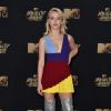 A cantora Zara Larsson escolheu botas prateadas acima do joelho para o MTV Movie and TV Awards, que aconteceu em Los Angeles, Estados Unidos, na noite deste domingo, 7 de maio de 2017