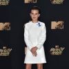 Premiada por sua atuação em 'Stranger Things', Millie Bobby Brown usou botas brancas com o vestido Calvin Klein no MTV Movie and TV Awards, que aconteceu em Los Angeles, Estados Unidos, na noite deste domingo, 7 de maio de 2017