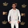 Zac Efron também apostou em um look monocromático branco com tênis All Star no MTV Movie and TV Awards, que aconteceu em Los Angeles, Estados Unidos, na noite deste domingo, 7 de maio de 2017
