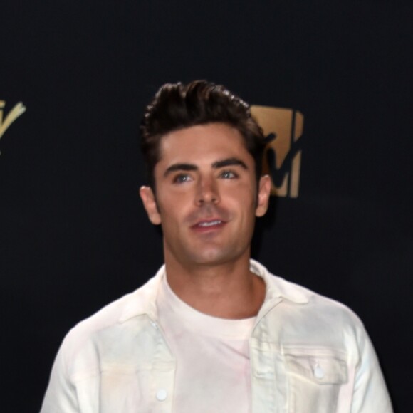 Zac Efron também apostou em um look monocromático branco com tênis All Star no MTV Movie and TV Awards, que aconteceu em Los Angeles, Estados Unidos, na noite deste domingo, 7 de maio de 2017