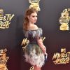 Holland Roden usou um vestido com plumas e transparências no MTV Movie and TV Awards, que aconteceu em Los Angeles, Estados Unidos, na noite deste domingo, 7 de maio de 2017