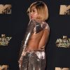 O vestido metálico de Taraji P. Henson para o MTV Movie and TV Awards 2017 contava com um grande decote nas costas