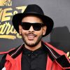 Hugo Gloss cruzou o tapete vermelho do MTV Movie and TV Awards 2017 de chapéu, marca registrada de seus looks