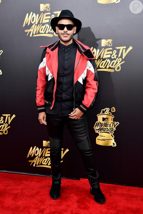 O blogueiro brasileiro Hugo Gloss usou jaqueta Dior no MTV Movie and TV Awards, que aconteceu em Los Angeles, Estados Unidos, na noite deste domingo, 7 de maio de 2017