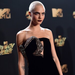 Cara Delevingne usou botas com o vestido Saint Laurent no MTV Movie and TV Awards, que aconteceu em Los Angeles, Estados Unidos, na noite deste domingo, 7 de maio de 2017