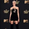 Cara Delevingne apostou em botas de plush acima do joelho para o MTV Movie and TV Awards, que aconteceu em Los Angeles, Estados Unidos, na noite deste domingo, 7 de maio de 2017