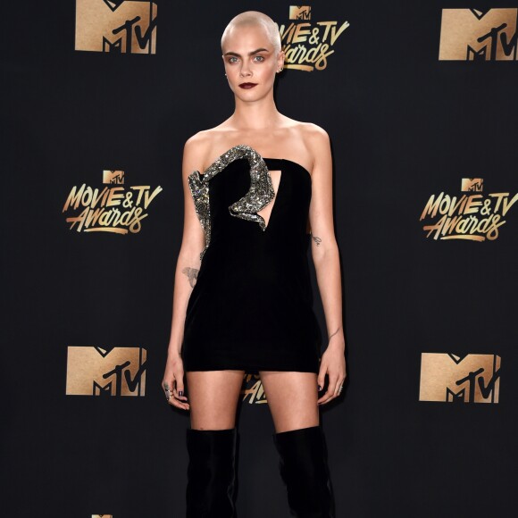 Cara Delevingne apostou em botas de plush acima do joelho para o MTV Movie and TV Awards, que aconteceu em Los Angeles, Estados Unidos, na noite deste domingo, 7 de maio de 2017