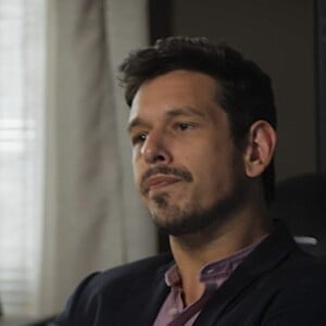 Lázaro (João Vicente de Castro) fica arrasado quando Diana (Alinne Moraes) deixa o seu apartamento, na novela 'Rock Story'