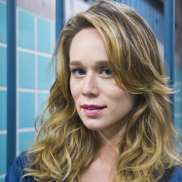 Mariana Ximenes beija Leandra Leal no filme 'O Uivo da Gaita'