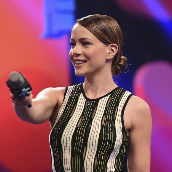 'O amor é livre!', escreveu Leandra Leal ao postar foto beijando Mariana Ximenes em filme