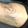 Neymar tatuou o próprio autógrafo  no braço do tatuador Adão Rosa e registrou o momento em seu Instagram