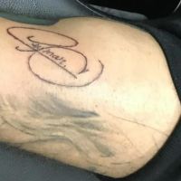Neymar faz tatuagem do próprio autógrafo em braço de amigo: 'A primeira'. Vídeo!