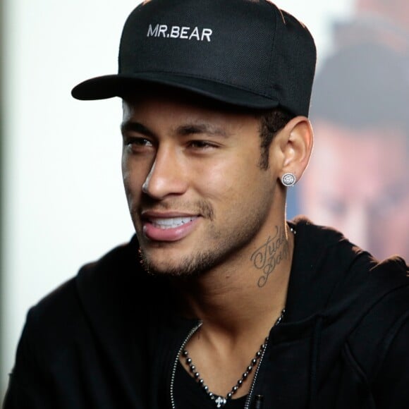 Neymar ainda filmou um amigo fazendo tatuagem na cabeça