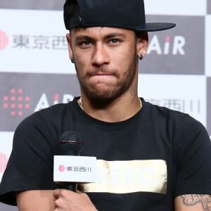 Neymar exibiu o momento em que estava tatuando em seu Instagram