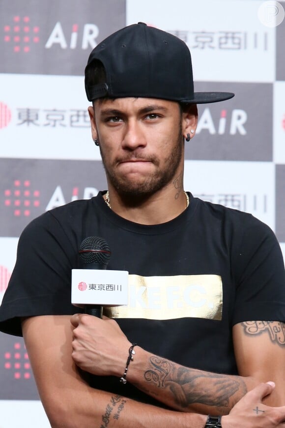 Neymar exibiu o momento em que estava tatuando em seu Instagram