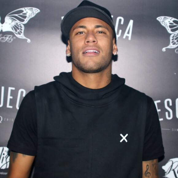 Neymar tatuou o próprio autógrafo no braço de Adão Rosa