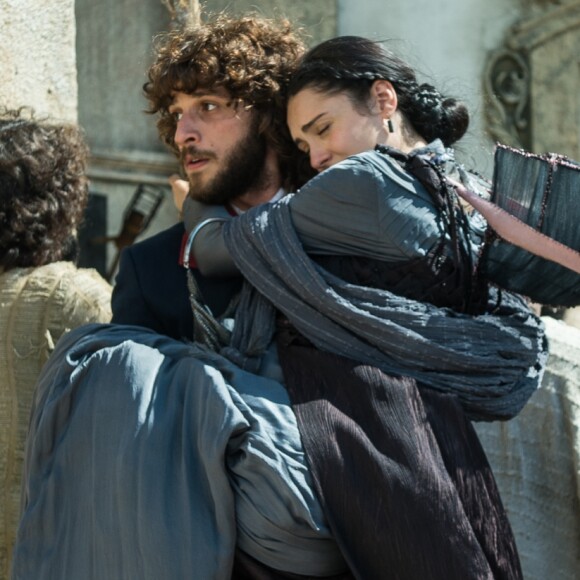 Nasce Vitória, a filha de Anna (Isabelle Drummond), e Joaquim (Chay Suede) fica emocionado ao ver a menina, no capítulo que vai ao ar quarta-feira, dia 17 de maio de 2017, na novela 'Novo Mundo'