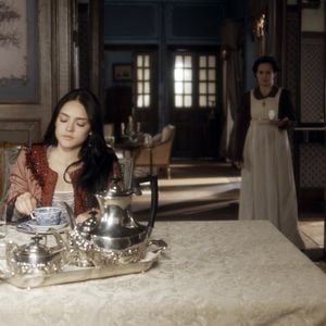 Nívea (Viétia Zangrandi) escuta Anna (Isabelle Drummond) afirmar que Vitória não é filha de Thomas (Gabriel Braga Nunes), no capítulo que vai ao ar quarta-feira, dia 17 de maio de 2017, na novela 'Novo Mundo'