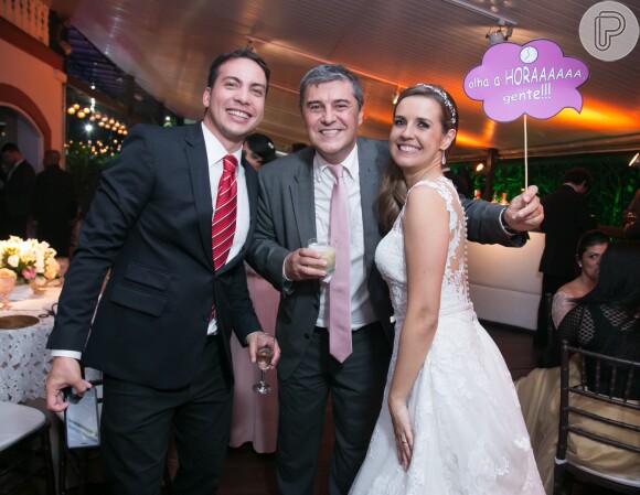 Colegas de trabalho na Globo, o repórter Diego Aidar e o apresentador do 'Bom Dia Rio', Flávio Fachel,  marcaram presença no casamento de Silvana Ramiro