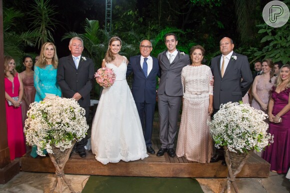 Silvana Ramiro e o marido, Rafael Dias, posam ao lado dos familiares