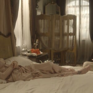 Leopoldina (Letícia Colin) tenta ajudar Anna (Isabelle Drummond) a dar à luz enquanto Joaquim (Chay Suede) procura uma parteira, na novela 'Novo Mundo'