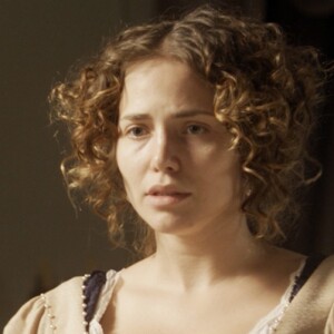 Leopoldina (Letícia Colin) impede Anna (Isabelle Drummond) de revelar o segredo da paternidade da filha para Joaquim (Chay Suede), na novela 'Novo Mundo'