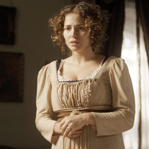 Leopoldina (Letícia Colin) impede Anna (Isabelle Drummond) de revelar o segredo da paternidade da filha para Joaquim (Chay Suede), na novela 'Novo Mundo'