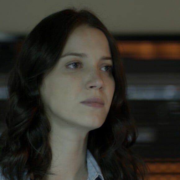 Júlia (Nathalia Dill) vai a Nova York e encontra Samira (Júlia Konrad) se passando por Lorena (Nathalia Dill) na novela 'Rock Story'