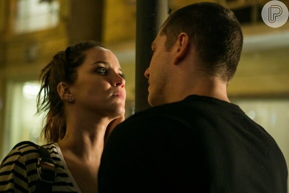 Júlia (Nathalia Dill) recebeu ameaças de Alex (Caio Paduan) em 'Rock Story'