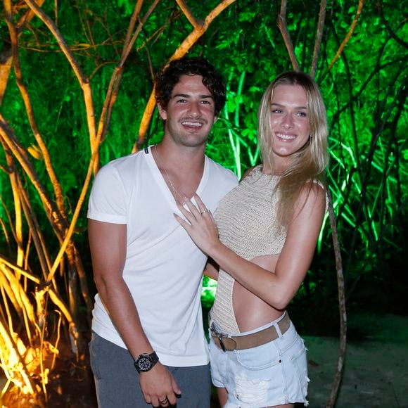 Fiorella Mattheis disse que troca nudes com Alexandre Pato mesmo quando está perto do namorado