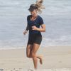 Grazi Massafera se exercita na praia e mostra pernas torneadas. Fotos foram feitas nesta terça-feira, 09 de maio de 2017