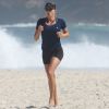 Grazi Massafera aproveita dia de folga para correr na praia