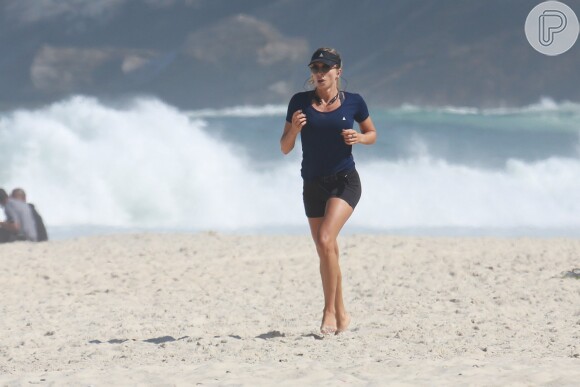 Grazi Massafera aproveita dia de folga para correr na praia