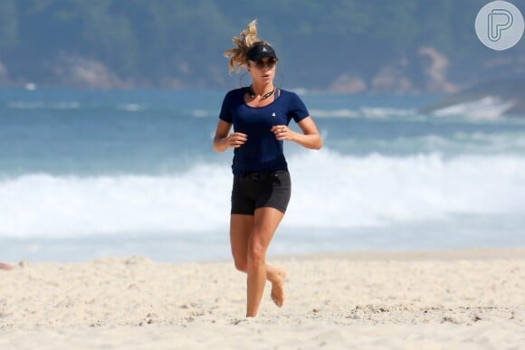 Grazi Massafera exibe boa forma ao correr na praia