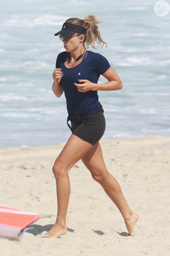 Grazi Massafera corre sozinha em praia do Rio