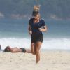 Grazi Massafera aposta em shortinho e blusa colada para se exercitar em praia carioca