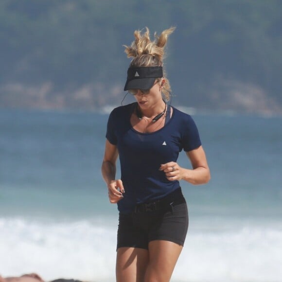 Grazi Massafera aposta em shortinho e blusa colada para se exercitar em praia carioca