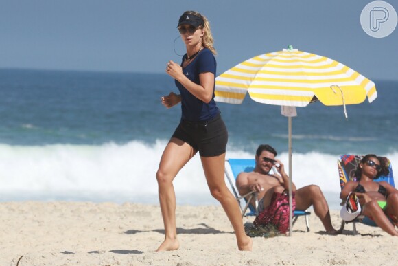 Grazi Massafera aproveita folga na agenda para correr na praia e manter a boa forma