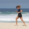 Grazi Massafera corre sozinha na praia e mostra pernas torneadas. Fotos foram feitas nesta terça-feira, 09 de maio de 2017