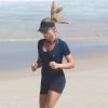 Grazi Massafera corre sozinha na praia e mostra pernas torneadas. Fotos foram feitas nesta terça-feira, 09 de maio de 2017