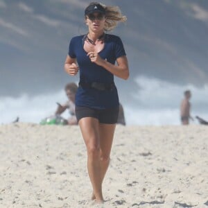 Grazi Massafera corre sozinha na praia e mostra pernas torneadas. Fotos foram feitas nesta terça-feira, 09 de maio de 2017