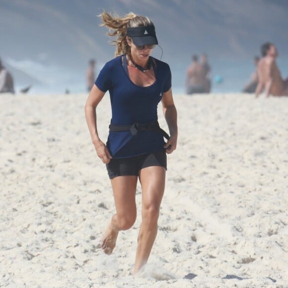 Grazi Massafera corre sozinha na praia e mostra pernas torneadas. Fotos foram feitas nesta terça-feira, 09 de maio de 2017