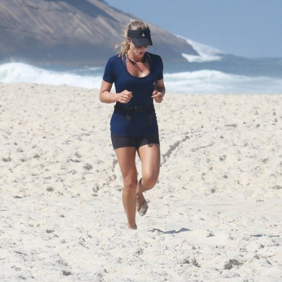 Grazi Massafera corre sozinha na praia e mostra pernas torneadas. Fotos foram feitas nesta terça-feira, 09 de maio de 2017