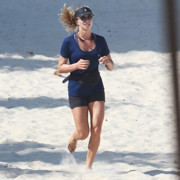 Grazi Massafera corre sozinha na praia e mostra pernas torneadas. Fotos foram feitas nesta terça-feira, 09 de maio de 2017