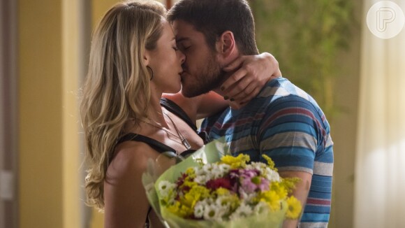 Zeca (Marco Pigossi) pede Jeiza (Paolla Oliveira) em casamento, na novela 'A Força do Querer'