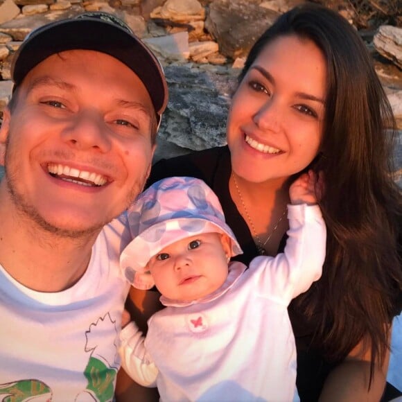 'Papai chegou aqui e olha quem estava papando?', brincou Michel Teló ao ver a filha