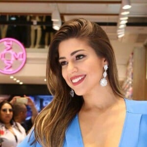 Ex-BBB Vivian posa com look azul justinho em evento em SP