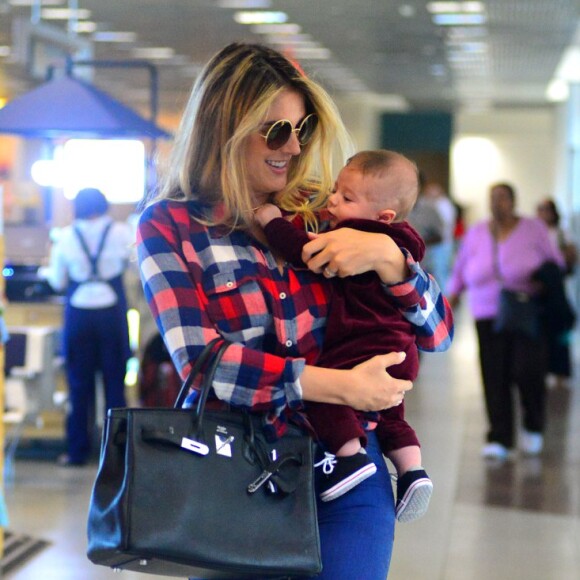Rafa Brites embarca com o filho, Rocco, de 3 meses, no colo