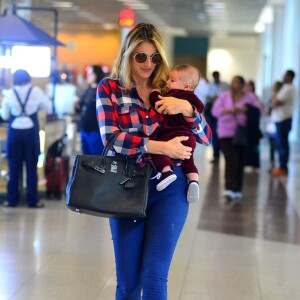 Rafa Brites apostou em um look prático para embarcar com o filho, Rocco